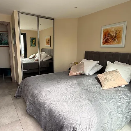 Arc-en-ciel 5 Star App A With Stunning Seaview דירה
